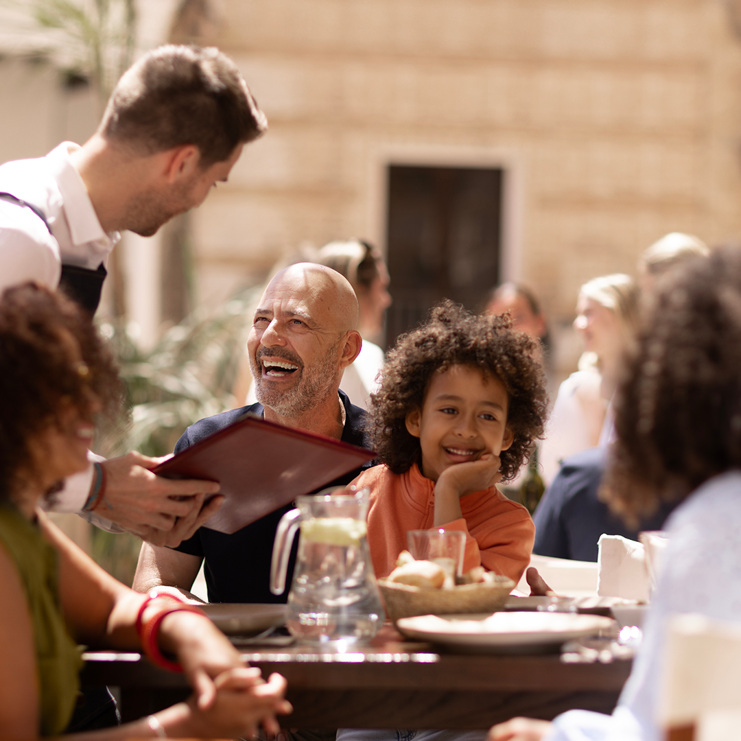 Gesprächsrunde in einem Restaurant als anspruchsvolle Hörsituation