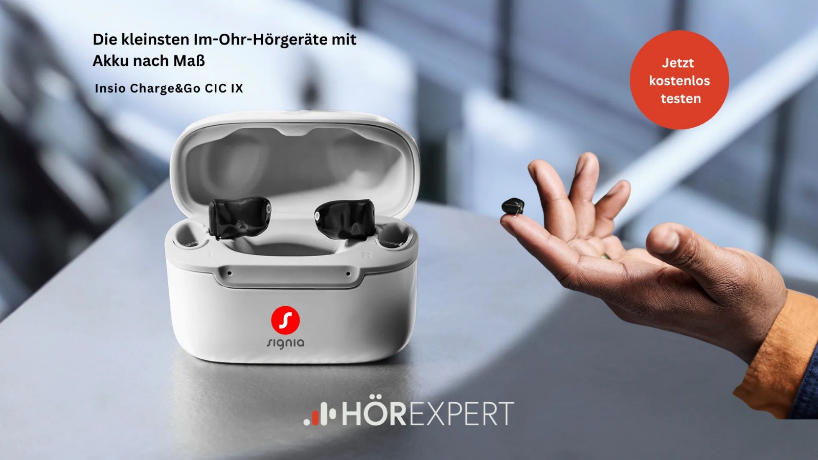 Signia Silk Charge&Go IX Im-Ohr-Hörgeräte in der Ladestation und auf einer Hand