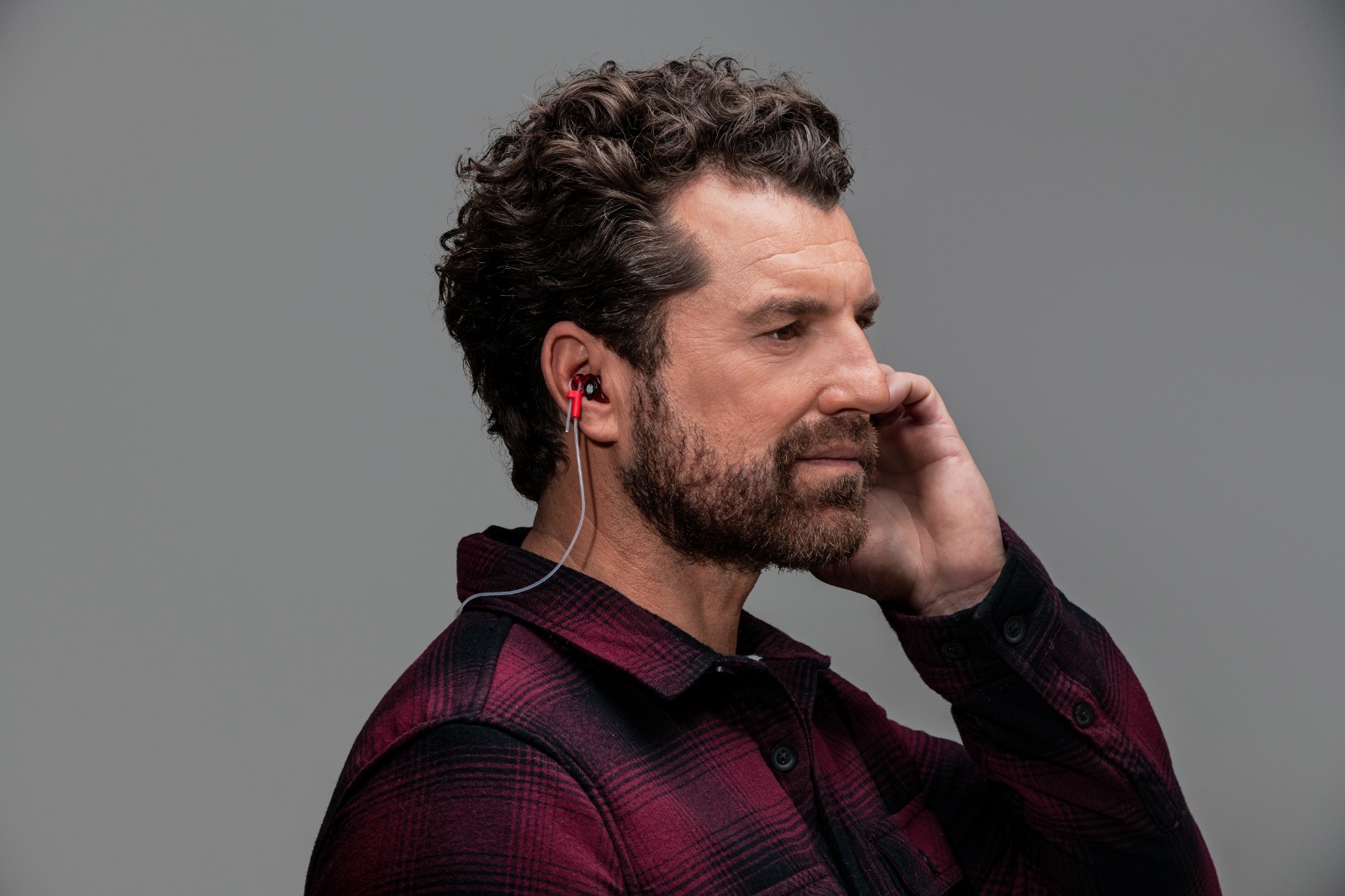 Mann hält eine Hand an sein Ohr – Symbolfoto zum Thema Tinnitus